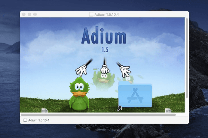 Перетаскиваем иконку Adium в папку Applications и запускаем